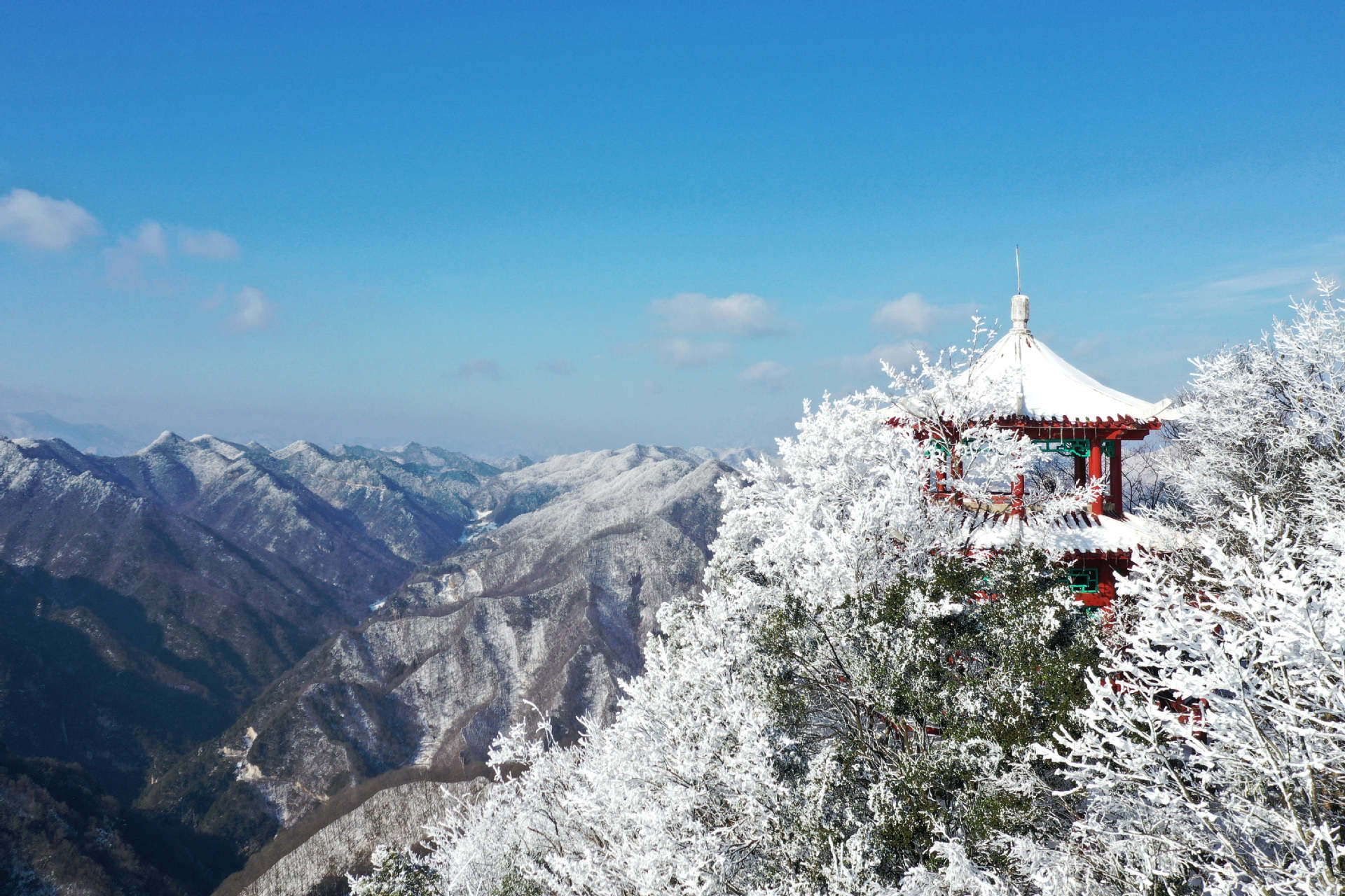 2月20日在湖北省?？悼h馬橋鎮(zhèn)堯治河村梨花山拍攝的雪凇景觀（無人機照片）。 (2).jpg