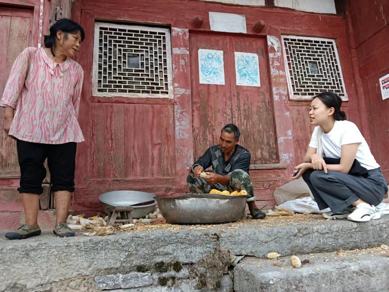 袁霜（右）走訪村里的殘疾人家庭。（甕安縣委組織部供圖）.png